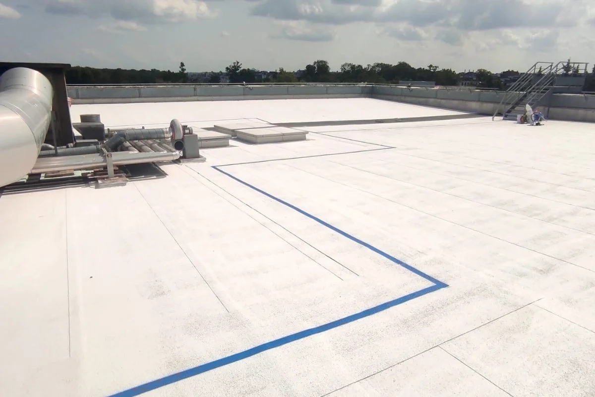 Application de peinture réflective PRIMATHERM sur une toiture industrielle par les équipes Cooltech