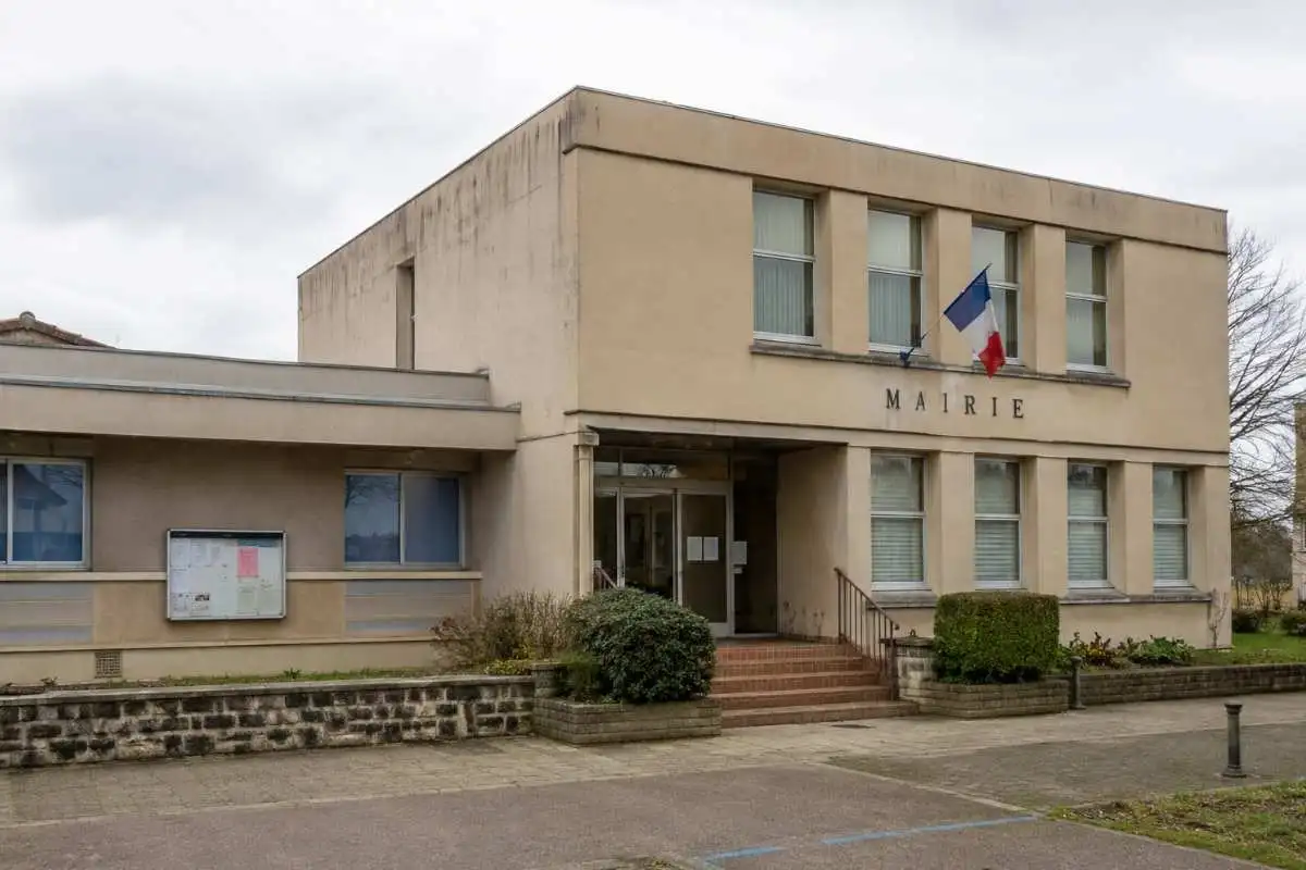 Bâtiment de mairie en Île-de-France illustrant une collectivité concernée par la surchauffe thermique.