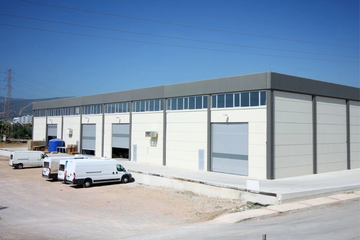 Entrepôt logistique avec toiture sombre exposée à la chaleur en Île de France