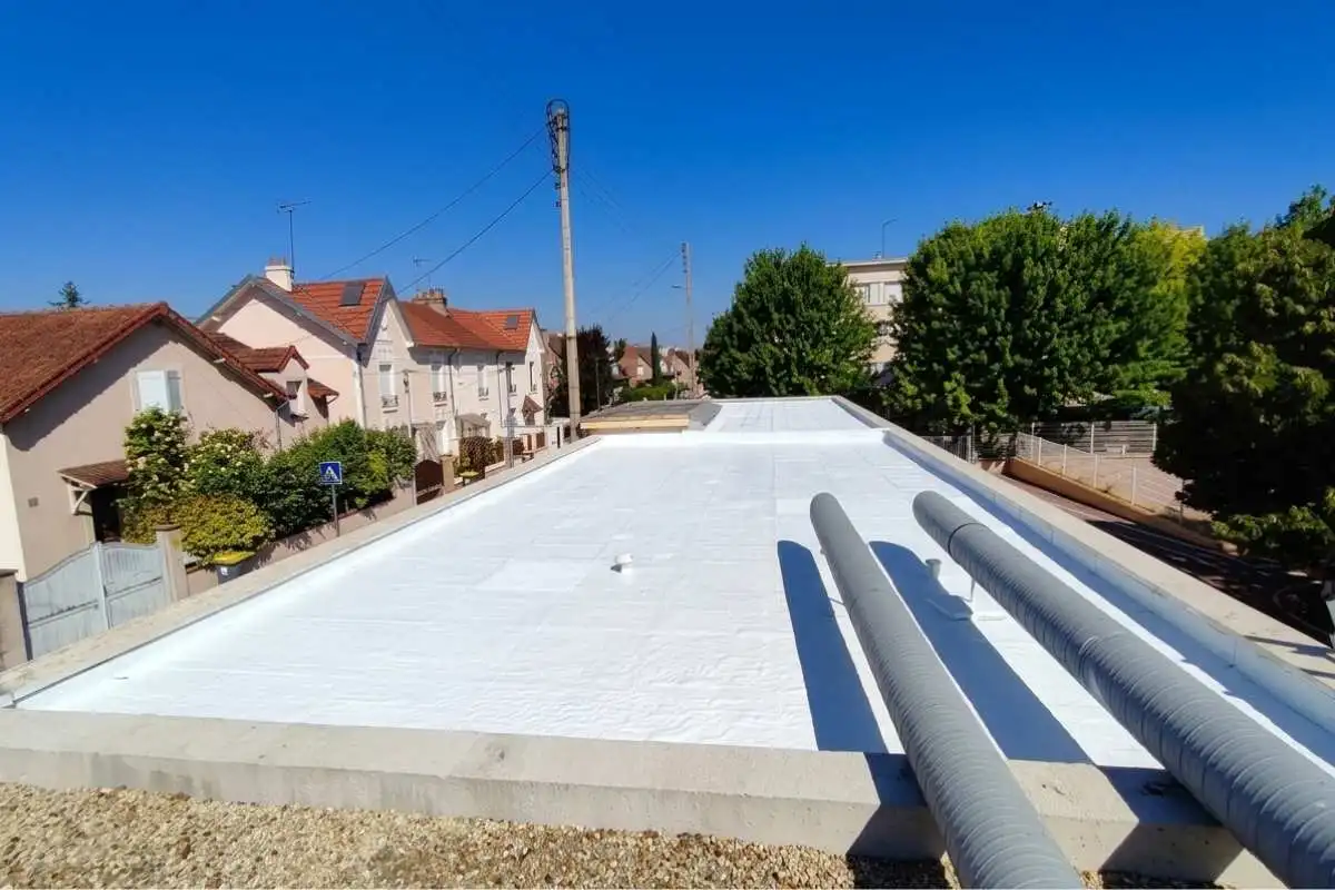 Toiture réflective appliquée par Cooltech sur un bâtiment de la Mairie de Châlons en Champagne, dans la Marne