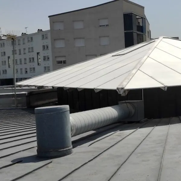 Toiture métallique du centre socio culturel de Châlons en Champagne avant application de la laque solaire CoolGlass