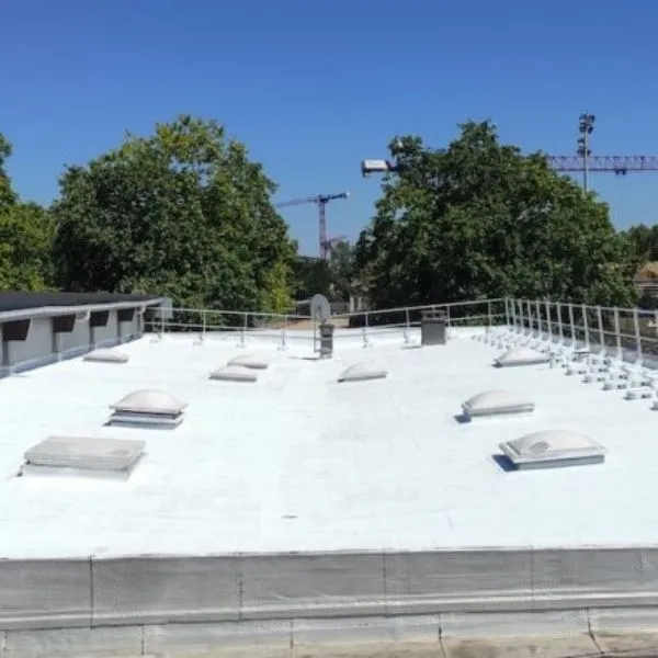 Toiture de la Mairie de Poissy, Yvelines, après application du revêtement réflectif Cooltech