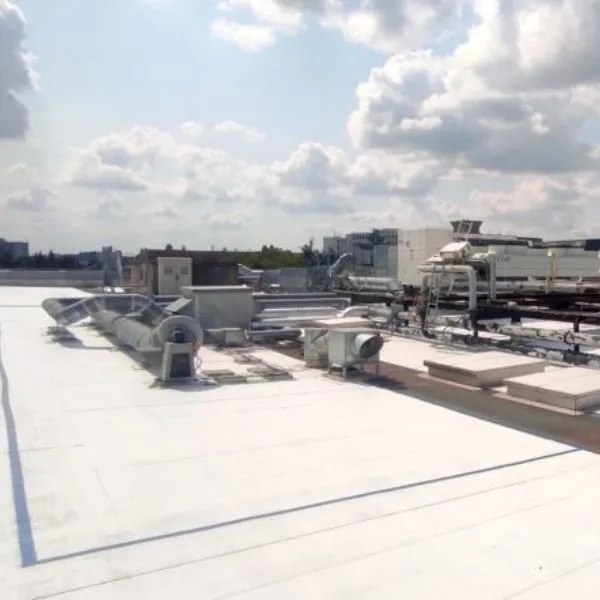 Toiture d'un bâtiment industriel à Clamart, Hauts de Seine, traitée avec la peinture réflective Cooltech
