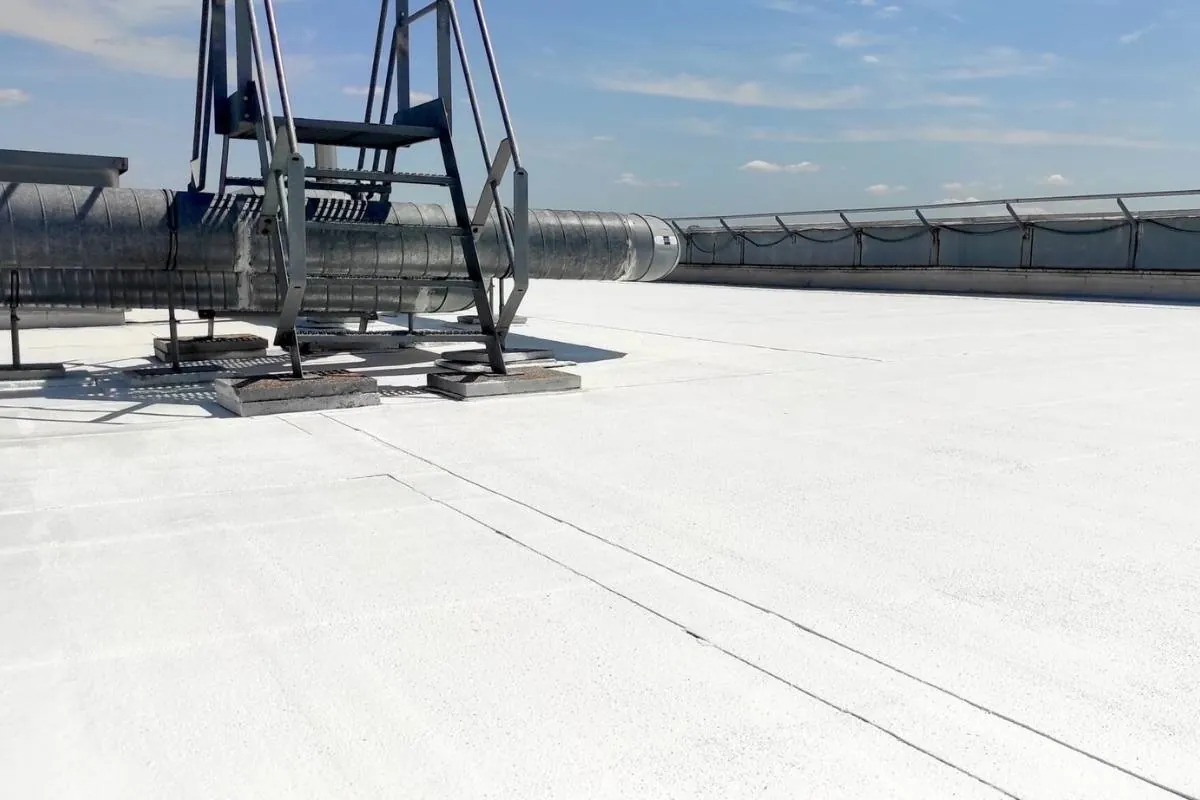 Toiture d'un bâtiment industriel sombre avant application du revêtement réflectif Cooltech