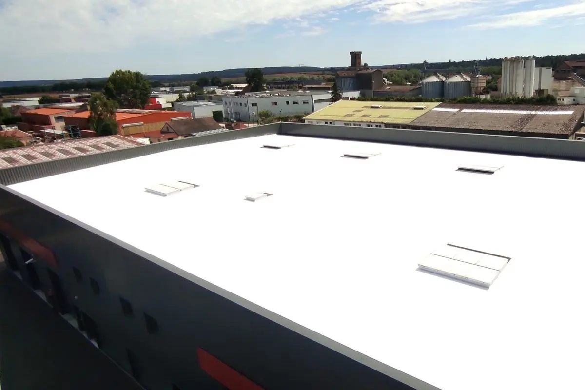 Application d’un revêtement réflectif sur une toiture d'un bâtiment de stockage dans les Yvelines